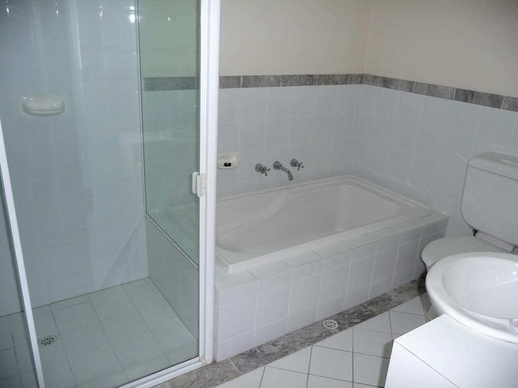 Superb Stay In Adelaides East End Room photo